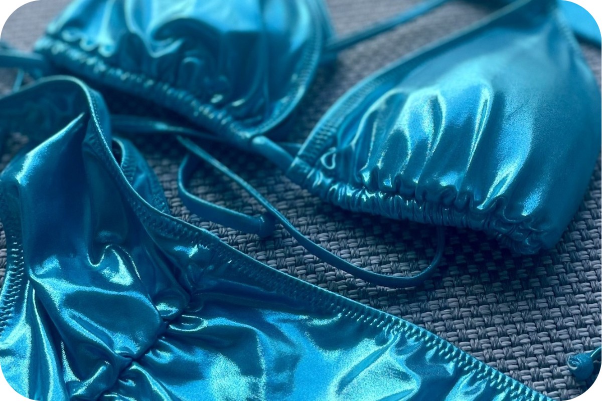 Metalické a chromatické barvy s leskem - trendové plavky 2026 české výroby